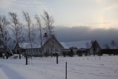 19/12-2009 Abba er sammen med mor igen...

Det gik fint. Hun troede godt nok at hun kunne komme til patten igen.... meeeeen Lýsa sagde først pænt nej og så fik Abba et par på skrinet.... Forstå det så!!!! Siden har det ikke været så interessant at patte.... Desuden var det bare rart at Efridís kom tilbage...

Vejret har været utrolig smukt og vi har siddet på marken midt i sneen omgivet af heste, hunde og får.
Man blev lidt kold i enden, men det var det såmænd også værd.

Vi skulle have været på tur i dag, men da hestene får stylter på af sneen undlod vi at tage afsted.

OG da det jo sner igen vil jeg ikke undlade at gøre opmærksom på den dejlige glögg som manden i mit liv laver... Opskriften finder du hér på hjemmesiden... 