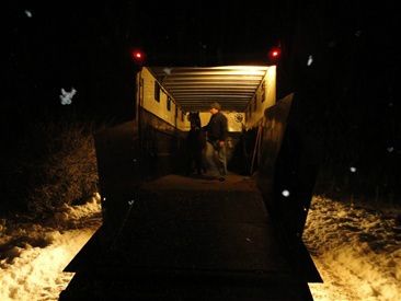 14/1-2011 Baldur har fået en ny dejlig familie. Han rejste i går til Sjælland, hvor han skal vokse sig stor og stærk. Lone regner med at bruge ham til konkurrencer, når han en dag er voksen. Vi er meget glade for at Baldur er kommet et godt sted hen. Ellers havde vi jo heller ikke solgt ham.

Det er svært at have hingst på sådan en lille ejendom som vores. Alt bliver lettere, når der kun er hopper og vallakker. 

I går aftes fik vi så vores nye 5-årige hoppe Øgge. På hendes egen side kan du læse mere om hende. Øgge skal bruges til ridning og turridning i første omgang. Kender jeg mig selv ret kommer der nok også føllebasser efter hende. 

På barnebarnsfronten er der nu mærket liv og Louise er 21 uger henne. Vi glæder os meget til at blive bedsteforældre. Kan ikke rigtig finde ud af om jeg skal være bedste eller mormor. Bedste lyder hyggeligt!!! Nå, det må den lille bestemme.

Føllene starter med at komme om ca. 107, 120, 171 og 185 dage. Efridís er godt rund allerede. 

Sneen forsvinder nu og jeg glæder mig til at få ryddet op og lavet hegnet. En tilbagevendende begivenhed eftersom vi åbenbart skal have flere tons sne hvert år.

Men lyset har allerede ændret sig og man kan fornemme, at det nye år er godt i gang.