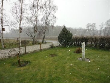 7/4-2012 Nu troede jeg lige, at vi skulle til at have forår... og hvad sker.... det sner!!!!

I går var det pragtfuldt vejr. En smule forårskoldt - men det betyder intet for en gæv viking på sin islandske ganger...

Fårene har ikke læmmet endnu. Det er så skønt, når de små vimser rundt i stalden og på folden. 

Ellers er det jo faktisk meget underligt, at vi slet ikke skal have føl i år. Det går altså ikke i fremtiden!!! Må straks have bestilt herrebesøg til Øgge!!!

 GOD PÅSKE TIL JER ALLE 