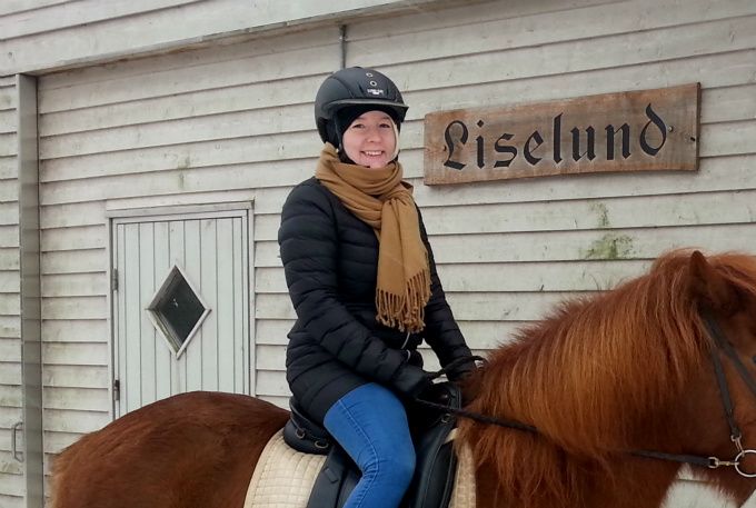 Kære alle... Så er der gang i 2016 her på Stutteri Liselund. Fotoet er af Marie-Louise og Sophie. Det er deres allerførste tur på islændere. Og heldige var de... det sneede og intet er bedre end at ride i snevejr på dejlige ismuler. Velkommen til 2016